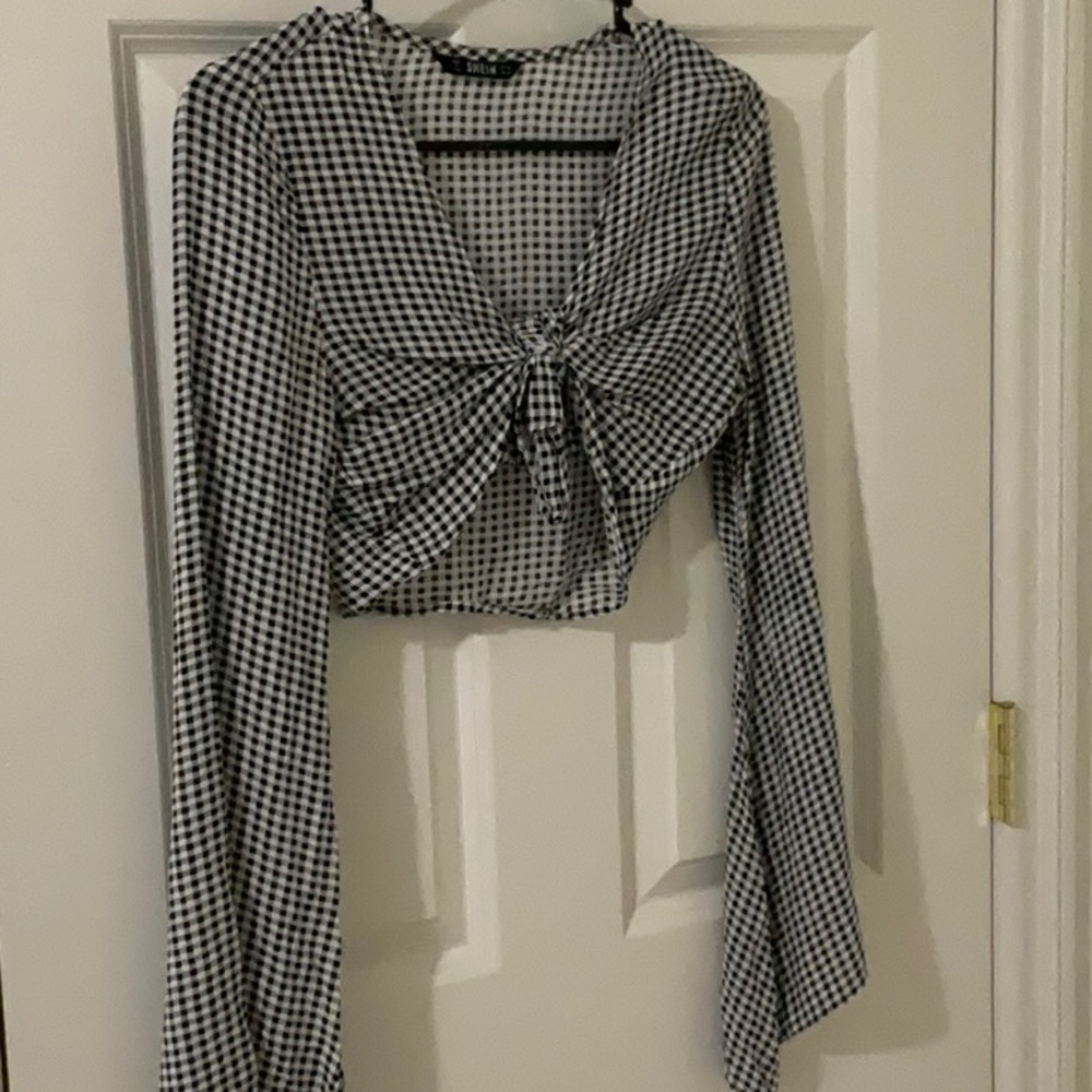 Small black and white long sleeve crop top